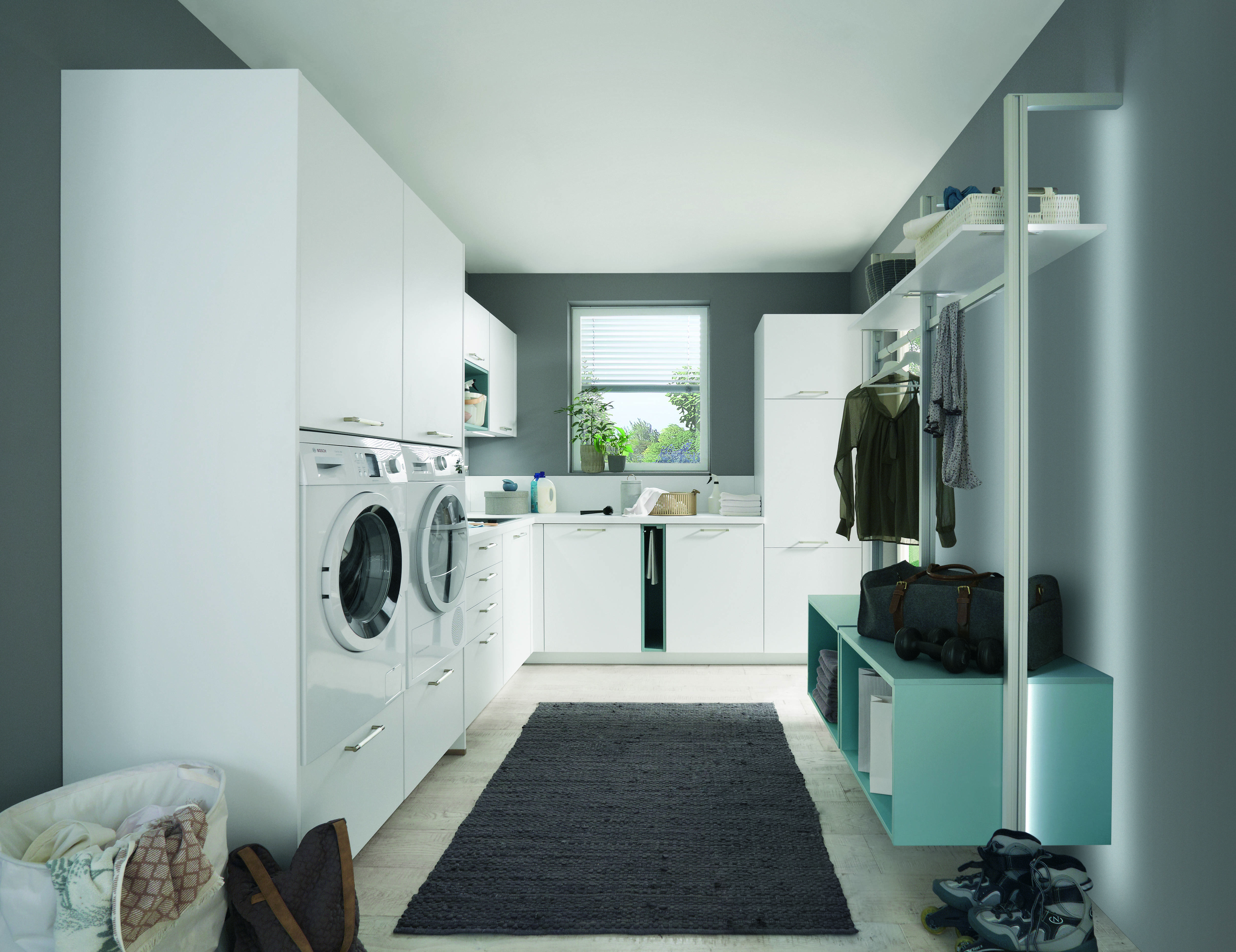 Buanderie lumineuse avec lave-linge, rangements et banc intégré Buanderie lumineuse avec lave-linge, rangements et banc intégré